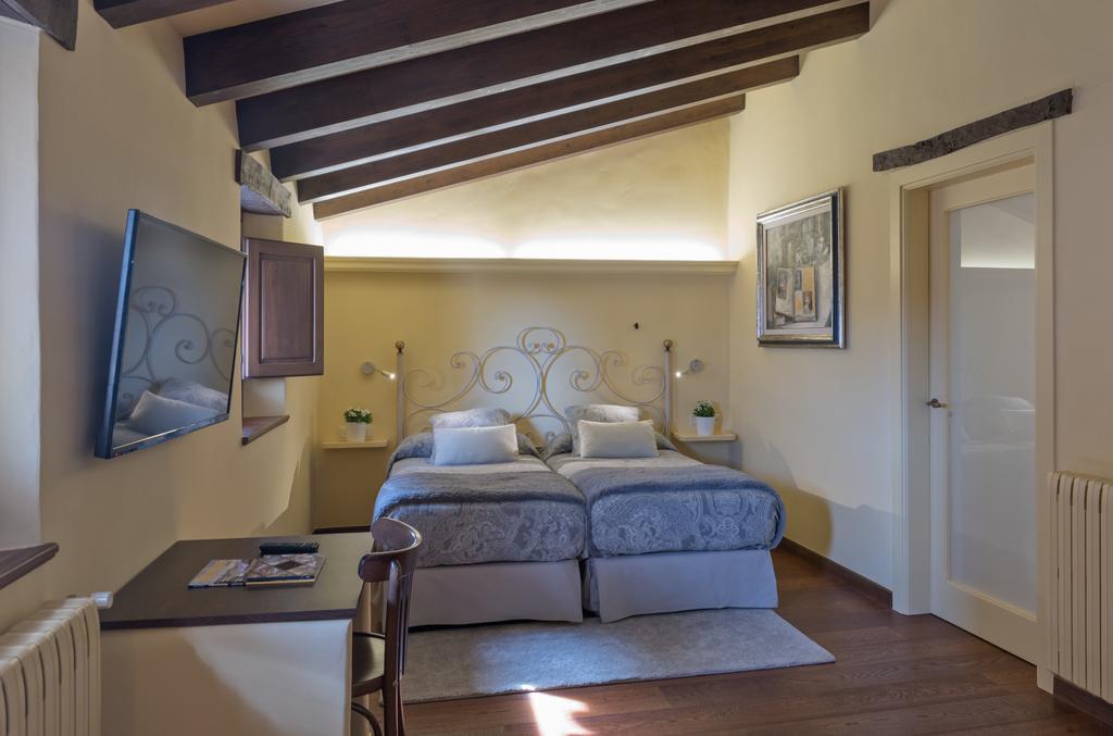 Hotel Cal Sastre Santa Pau Ngoại thất bức ảnh