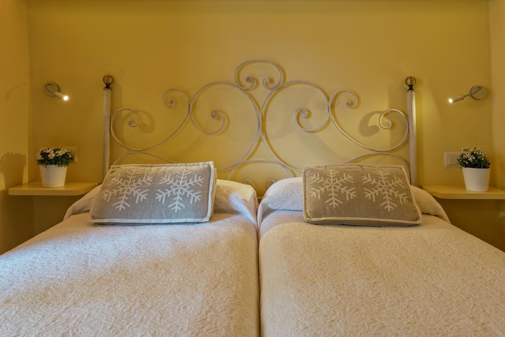 Hotel Cal Sastre Santa Pau Ngoại thất bức ảnh